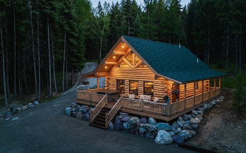 Beautiful Log Cabin in Mountains Near Glacier Park