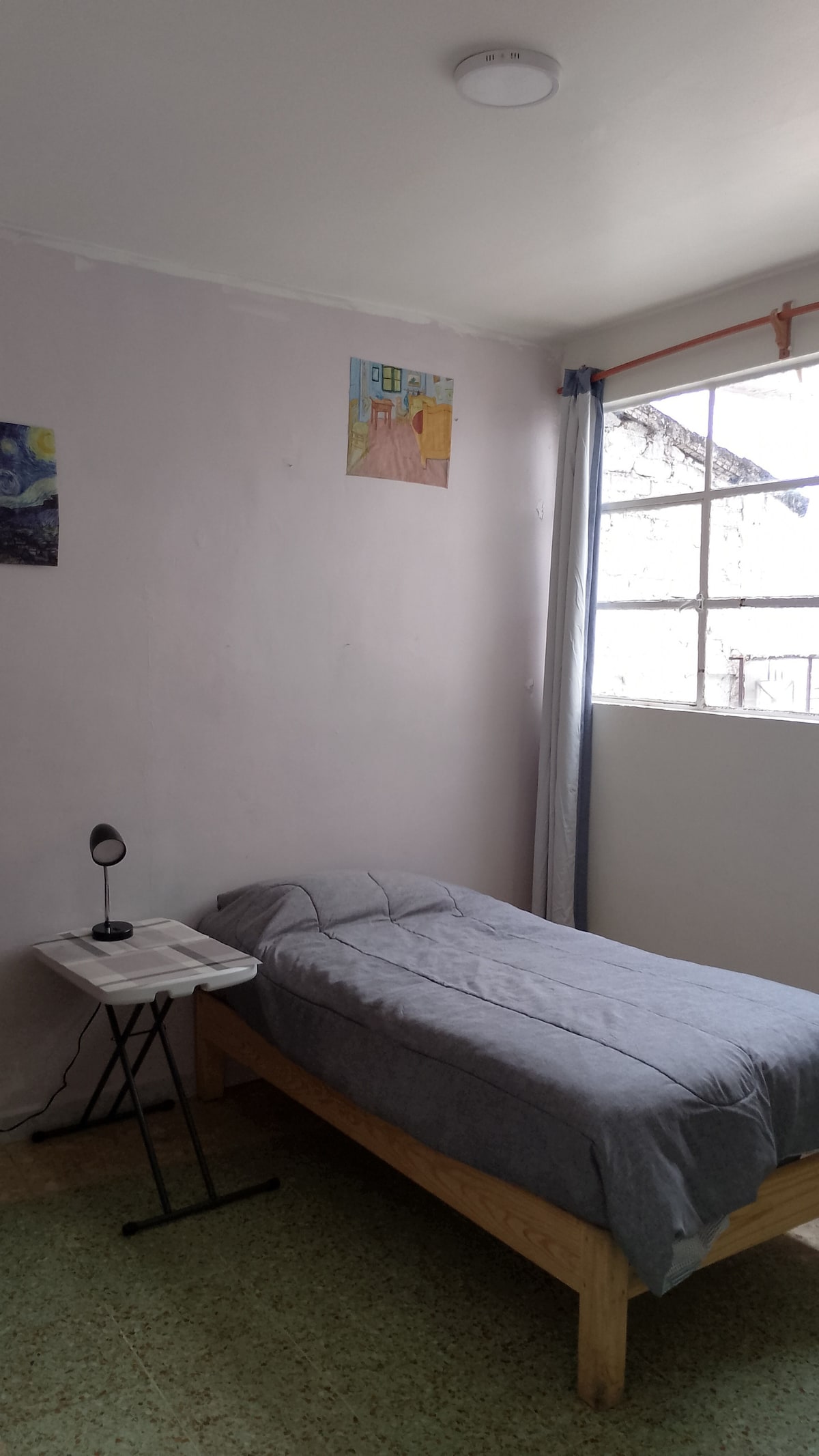 krevat dhe mobilie për varjen e rrobave, perde të errëta.