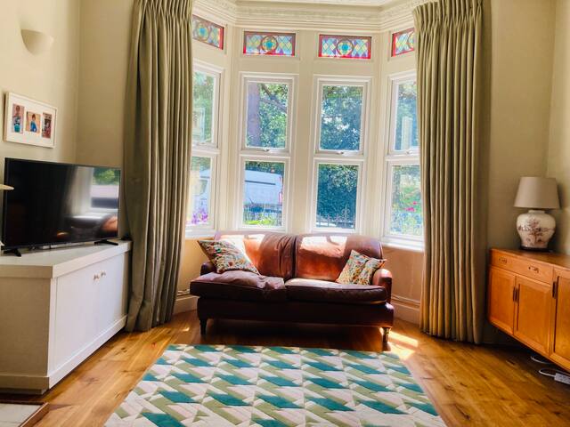 Beautiful victorian family house – free parking gallery image 2
