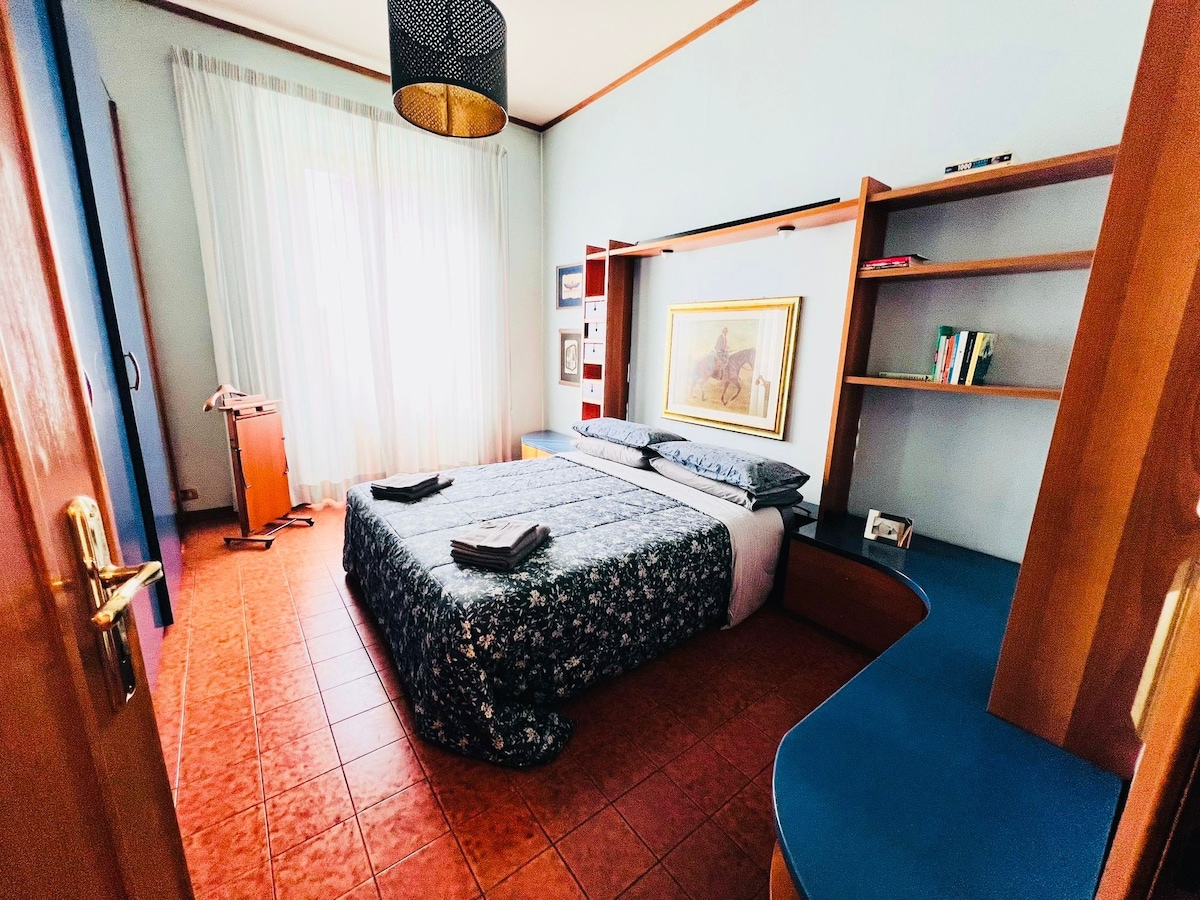 დიდი ორადგილიანი საძინებელი, დიდი გარდერობი, ტანსაცმლის საკიდები და უჯრები, სადაც მარტივად შეინახავთ ტანსაცმელსა და ნივთებს. აქედან იშლება ხედი ქალაქზე და ხეებით გარშემორტყმულ ხეივანზე, რომელიც მდებარეობს ისტორიით, კულტურითა და ხელოვნებით მდიდარ ნომენტანოს უბანში 