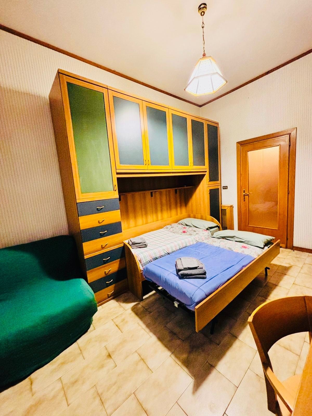 Საძინებელი 2 ერთადგილიანი საწოლით და ერთადგილიანი გასაშლელი დივნით, დიდი გარდერობით, ტანსაცმლისა და ნივთებისთვის განკუთვნილი უამრავი უჯრით და კონდიციონერით, რომელიც❄️ გადაჰყურებს ლამაზი ნომენტანოს უბნის ხით მოპირკეთებულ ქალაქის გამზირს, რომელიც მდიდარია ისტორიით, კულტურითა და ხელოვნებით.
