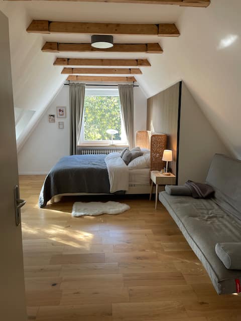 Cosy house into the green