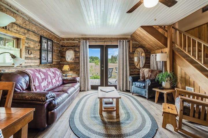 Udobna i topla s originalnim ručno obrađenim trupcima.