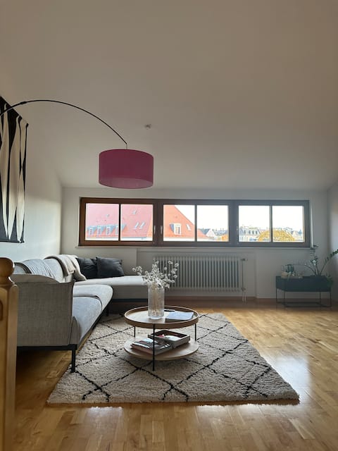 Beliebte Airbnb-Anzeige: Beautiful centrally located apartment with conservatory in Augsburg