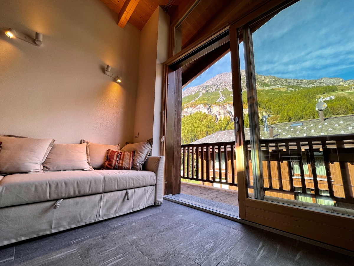 Გადით აივანზე დიდი და ძალიან კაშკაშა გასრიალებული ფანჯრის კარით.