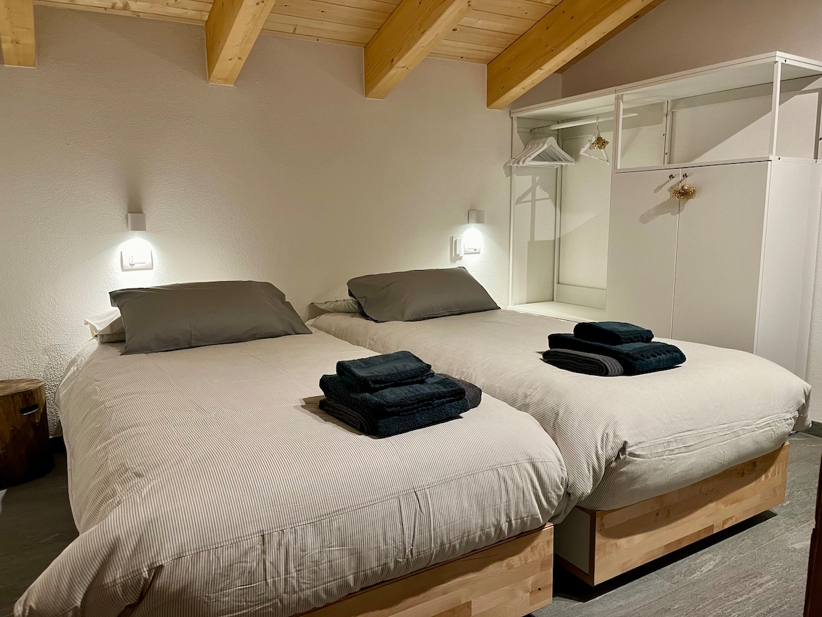 Მეორე საძინებელი აღჭურვილია ორი ერთადგილიანი საწოლით, რომლებიც შეიძლება გარდაიქმნას ძალიან კომფორტულ ორადგილიანად. Ტელევიზორის არსებობა.