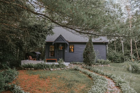 The Owl's Nest Tiny Home (Pet Friendly)