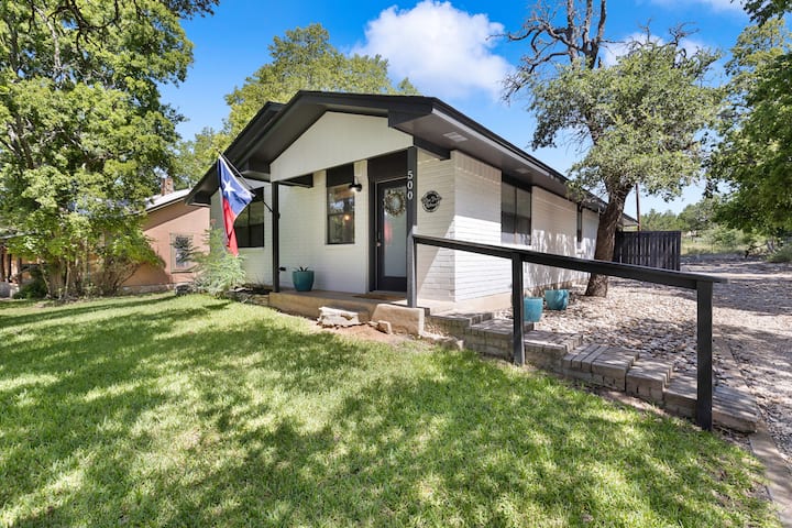 3 Bedroom Home | Hot Tub | Firepit | Game Room - Fredericksburg, TX