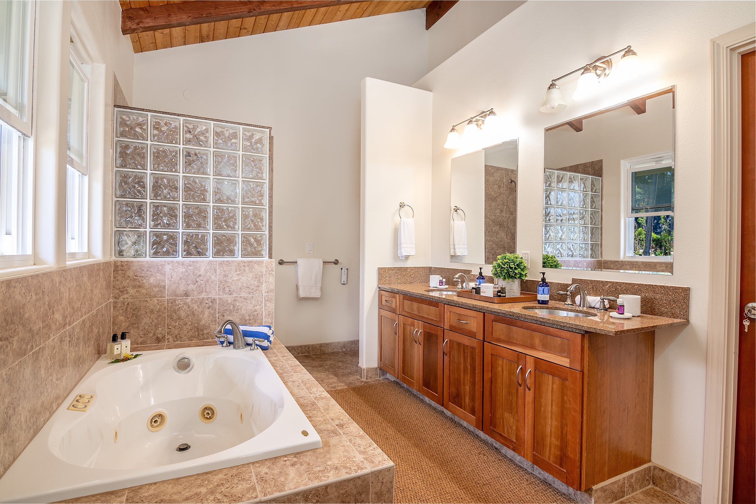 Home in Honokaa · ★4.86 · 4 bedrooms · 6 beds · 3 private baths - Image 42