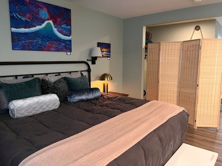 Furahia kupumzika kati ya jasura zako katika kitanda hiki kikubwa. 