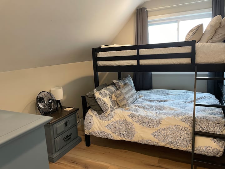 Двойно легло над двуетажно легло във втората спалня. Тази стая има и затъмняващи завеси, преносим вентилатор и висок скрин. Тук също има много възглавници и допълнителни одеяла.