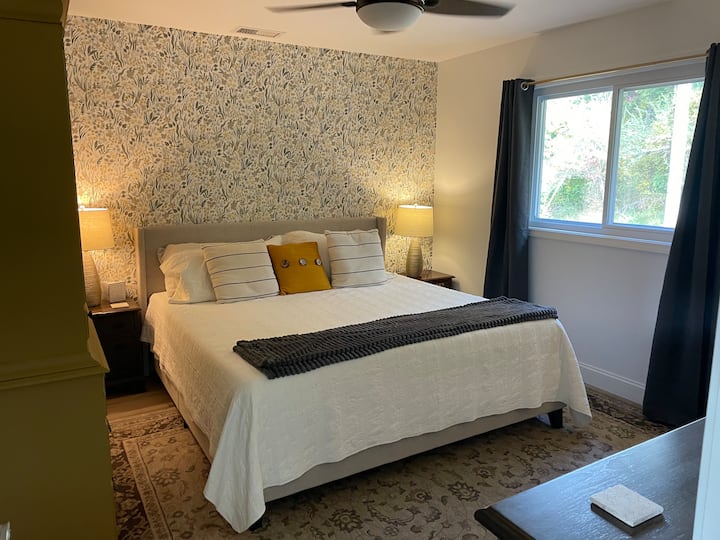 Първа спалня с двойно легло. Завеси за затъмнение и голям вентилатор на тавана (с дистанционно управление) в тази спалня.