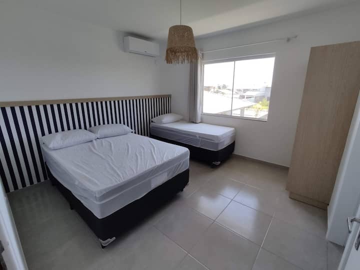 Spavaća soba 3  sa apartmanom 

1 bračni krevet (širine 150-179 
1 krevet za 1 osobu 