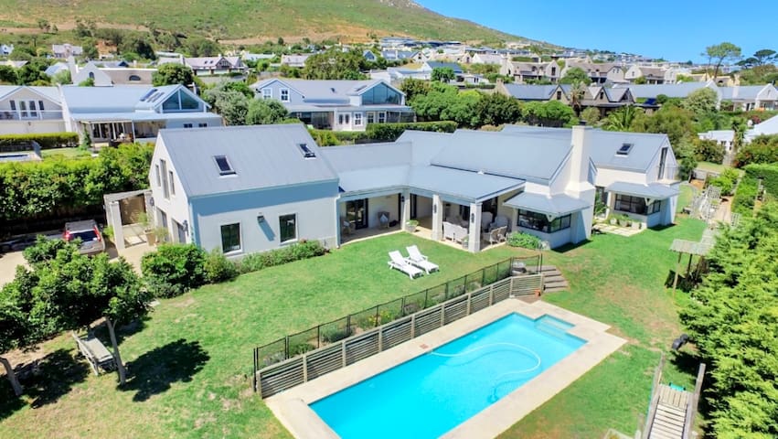 Noordhoek Haven – Pool, playroom and ocean views