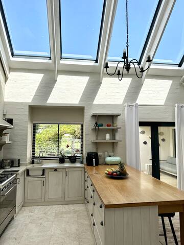 Noordhoek Villa – Pool, playroom and ocean views gallery image 3