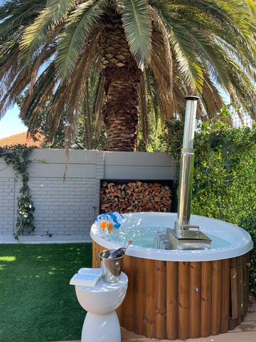 Palm Home w/pool, Hot Tub & 350m from the sea gallery image 3