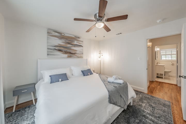 Amplio segundo dormitorio con una cama tamaño king, lujosas sábanas y un amplio almacenamiento. Ideal para noches de descanso y la máxima comodidad.