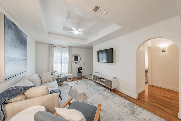 La acogedora sala de estar ofrece un espacio acogedor para relajarse y relajarse. Los lujosos asientos, los cojines suaves y la iluminación ambiental lo convierten en el lugar perfecto para tu ocio y disfrute.