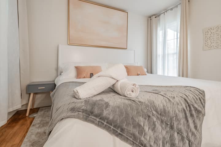 Para mayor comodidad, ofrecemos perchas y portaequipajes.  Las batas están cuidadosamente incluidas, lo que hace que tu estancia sea cómoda y elegante sin esfuerzo.