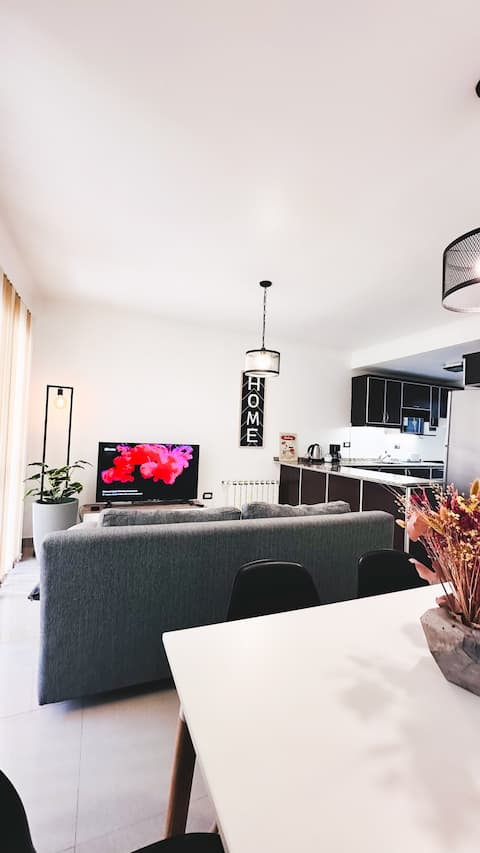 Anuncio de Airbnb popular: Excellent Bright, Modern Apartment with Garage en Departamento Capital