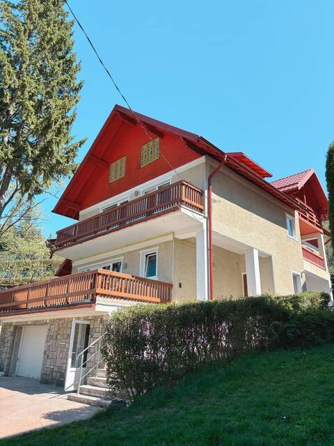 Villa with mountain view and pool table
