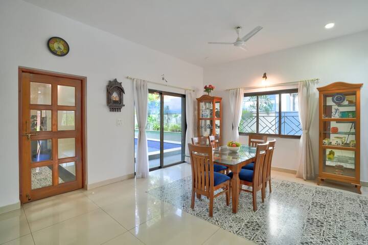 Dining area image 1