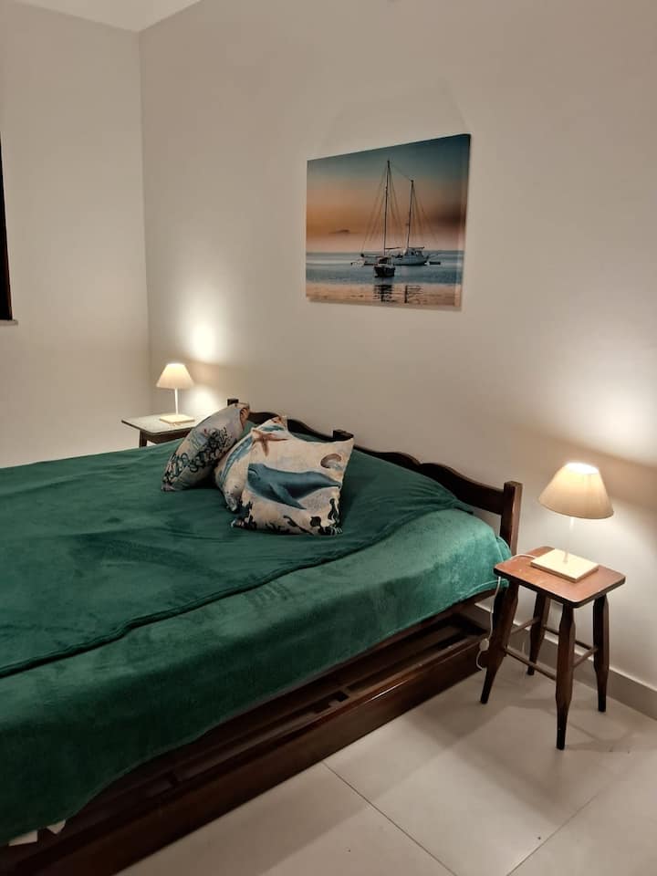 Una habitación doble y una cama auxiliar individual. 
ventilador de techo y aire acondicionado.
