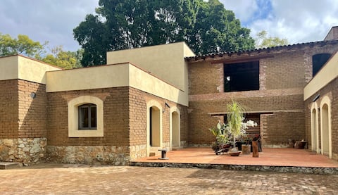 Los Gatos Yellow Room