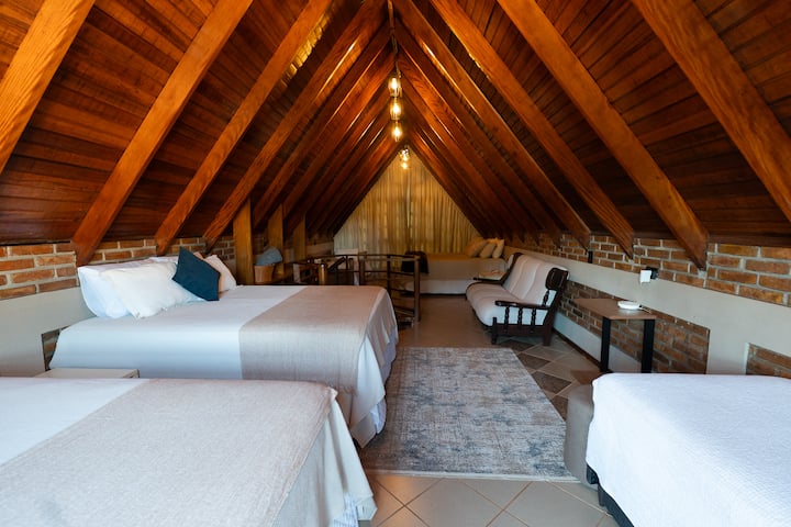 Quarto Capela - Esse quarto é o queridinho do chalé: amplo e lindíssimo! Conforto e beleza se encontram nesse ambiente que atende famílias de até 10 pessoas: Todos ficam juntinhos e curtindo cada momento! 