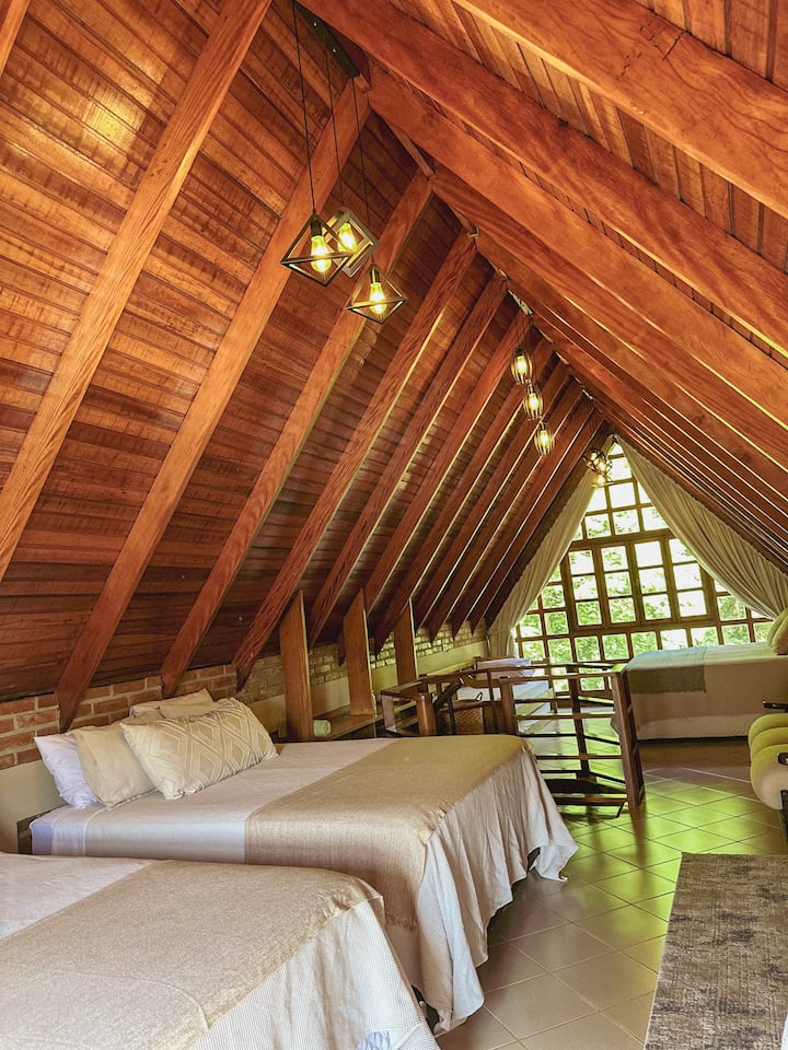 Quarto Capela - Um deslumbre no topo do chalé! Esse quarto é perfeito para famílias que gostam de ficar juntinhas, ou aquele grupo de amigos que celebram até a última hora!

Tem capacidade para 10 hóspedes.