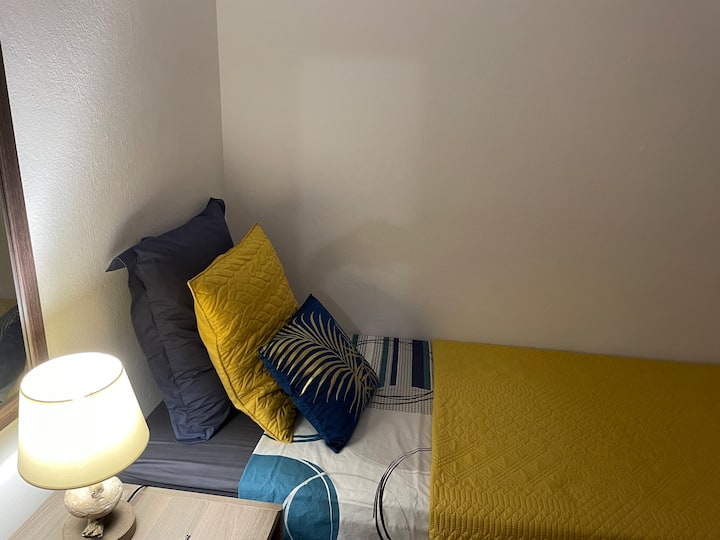 Vitanda viwili vya trundle 90x200.
Chiffon na sehemu za kuhifadhi zinapatikana.
