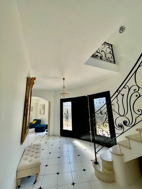 Villa near secure parking center -Pisicne