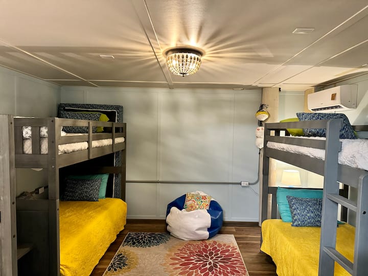 Poschodová izba na prízemí. Vonkajší vchod cez zadnú verandu. Mini delená klimatizačná jednotka. Skvelé pre tínedžerov a tínedžerov.