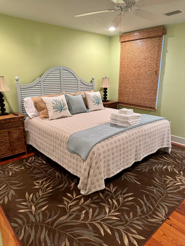 Spálňa na strane prístavu. V skrini je prenosná detská postieľka a nafukovacia posteľ. Inteligentná televízia.