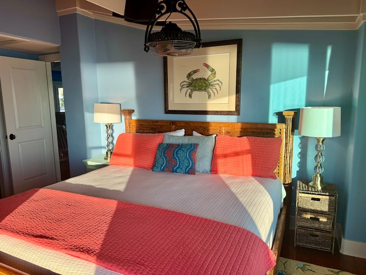 Predná spálňa v zálive pripojená k kúpeľni Jack n Jill. Inteligentná televízia.