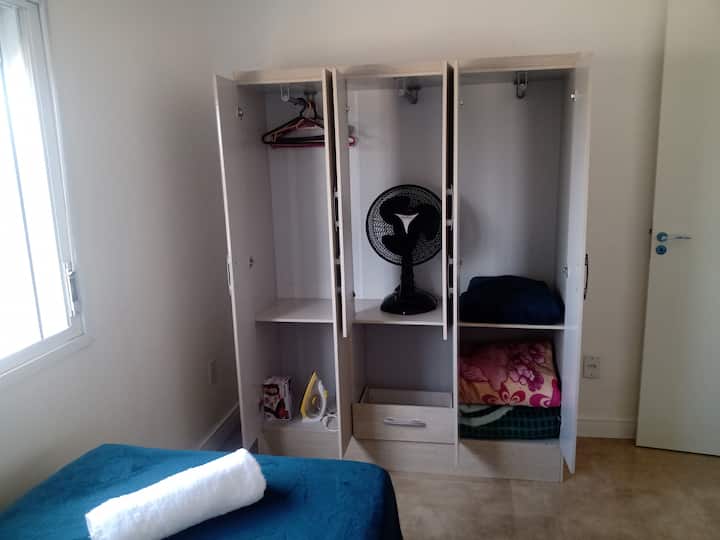 Ina feni, mablanketi,Pasi na kikausha nywele.