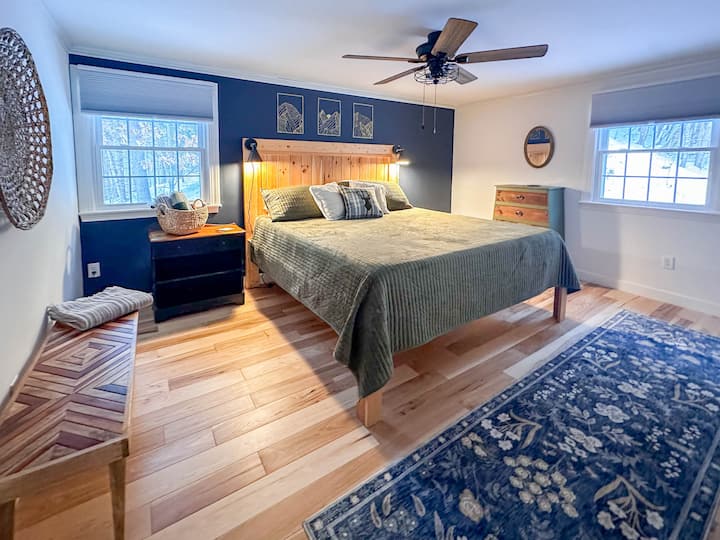 King bed
Dresser 
Ceiling fan 
Towels 
Closet with hangars 
Room darkening shades 