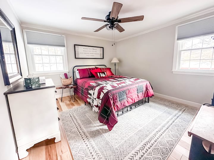 Queen bed on main floor
Closet
Hangars
Dresser
Sound machine 