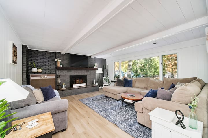 Walk to Higgins Lake • Fire Pit • Private Backyard