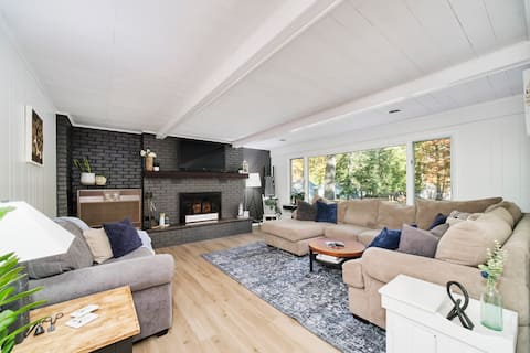 Higgins Lake Hideaway-Close to Trails-Private Yard