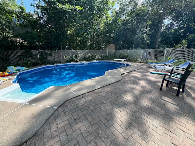 Fall Colors Getaway – Spacious 4BR Home near Lake gallery image 2