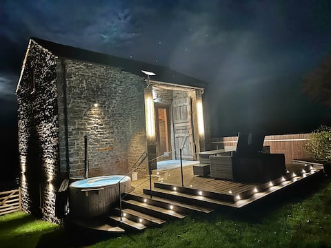 Owls Nook Barn, Luxury Barn with Hot Tub & Sauna