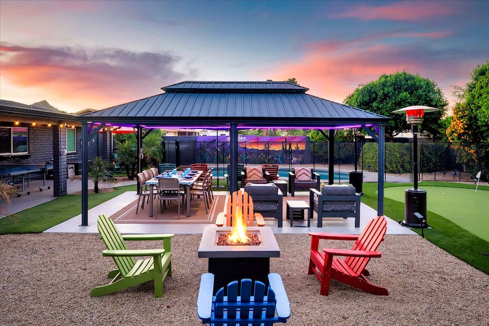 Backyard pool and hot tub at Rockstar Paradise