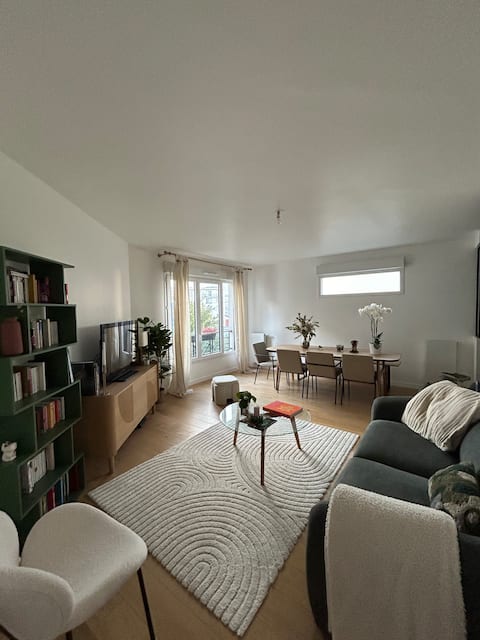Successful Airbnb property: Large apartment - Paris Flea Market with Parking in Saint Ouen Sur Seine