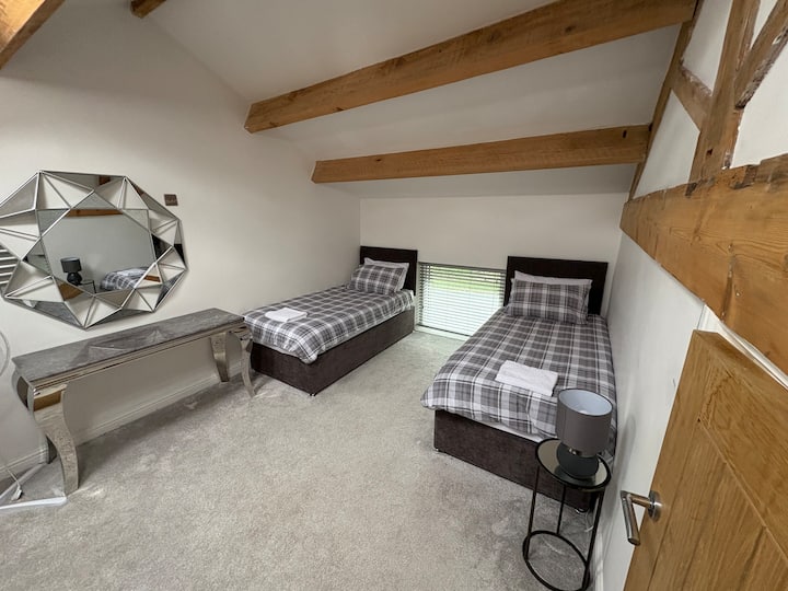 Vitanda 2 x vya mtu mmoja ghorofa ya kwanza