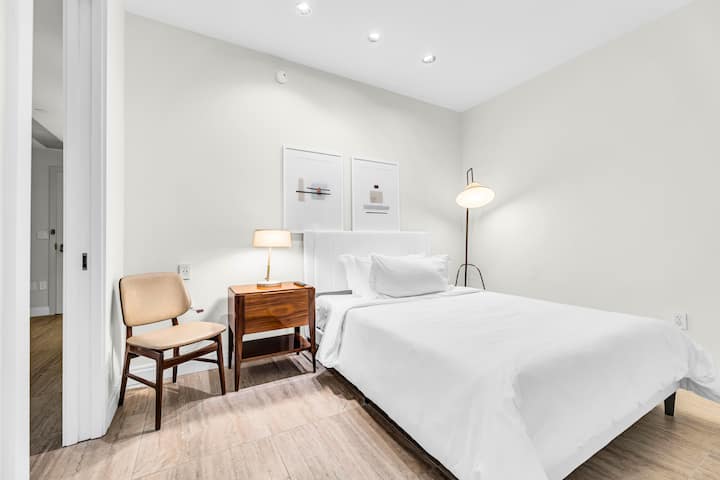 Segon dormitori amb llit «queen size», televisor i bany complet amb dutxa