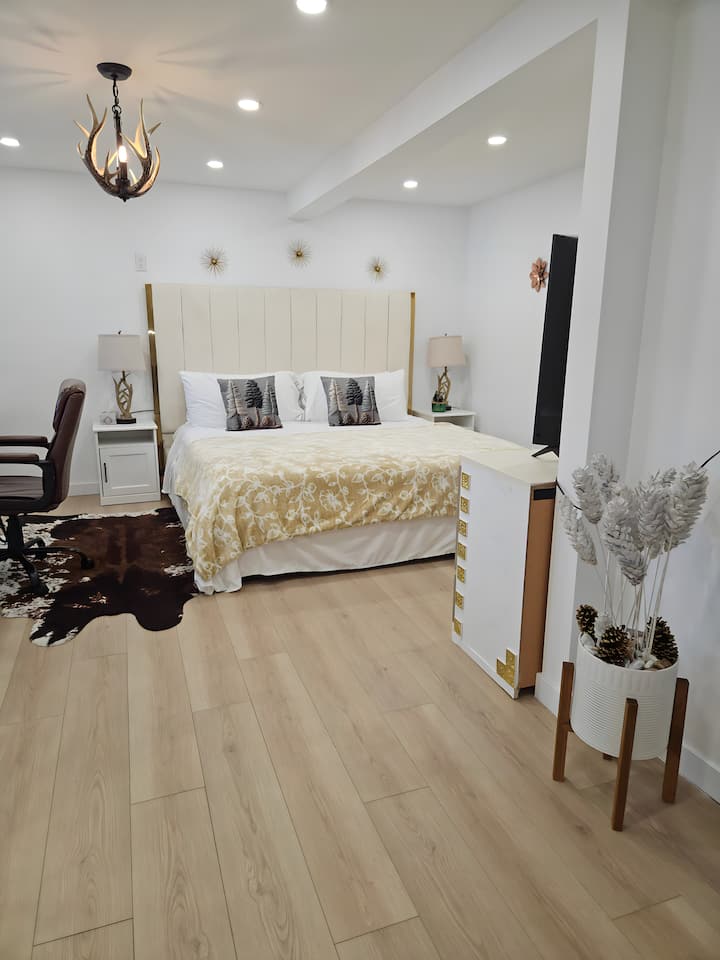 ห้องนอนที่ออกแบบอย่างสวยงามได้รับแรงบันดาลใจจากองค์ประกอบงานฝีมือ มอบความสะดวกสบาย ความอบอุ่น และสถานที่ที่สงบสุขเพื่อการผ่อนคลาย