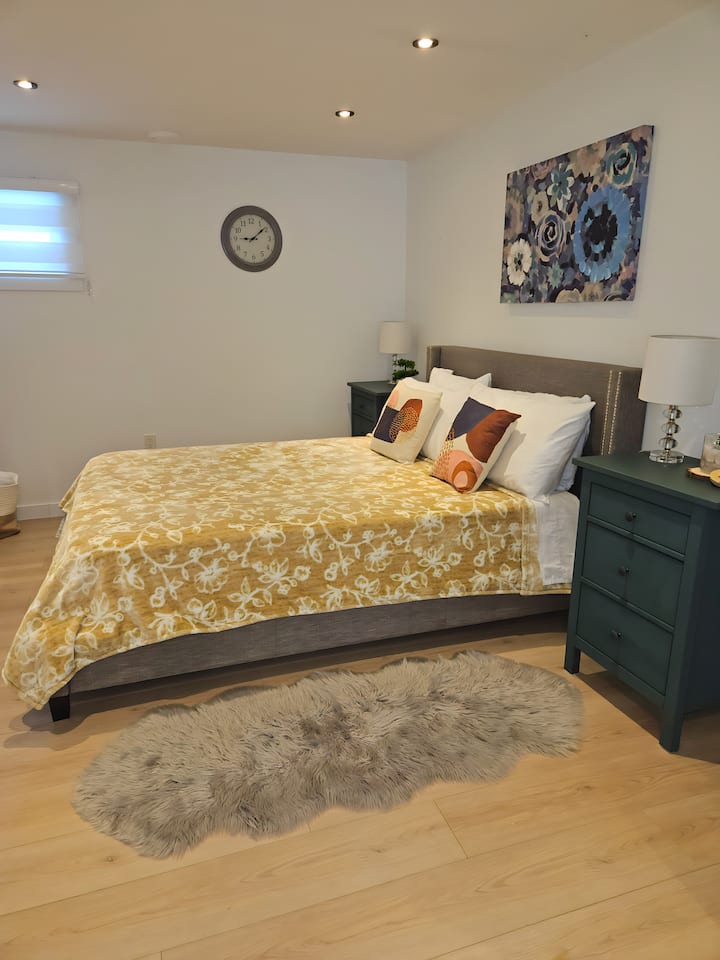 ห้องนอนที่ออกแบบมาอย่างพิถีพิถันมีรายละเอียดงานฝีมือและบรรยากาศอบอุ่นและอบอุ่นเหมาะสำหรับการพักผ่อนและผ่อนคลาย