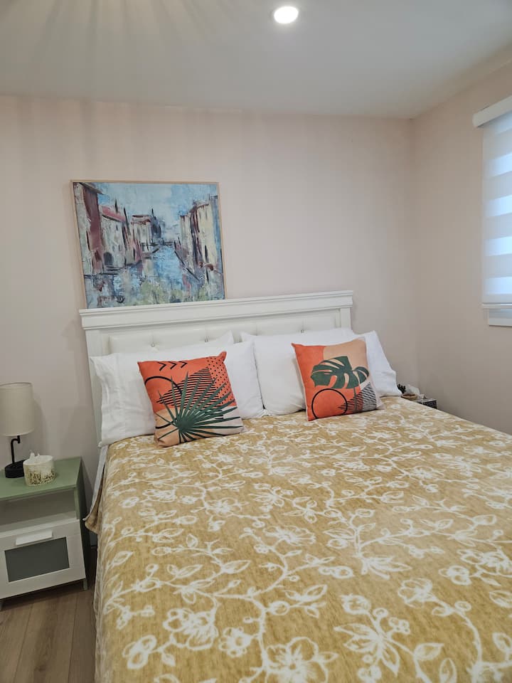 ห้องนอนที่ออกแบบมาอย่างพิถีพิถันมีรายละเอียดงานฝีมือและบรรยากาศอบอุ่นและอบอุ่นเหมาะสำหรับการพักผ่อนและผ่อนคลาย