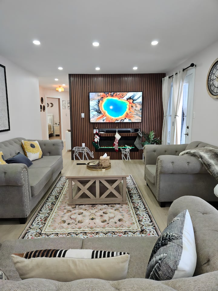 ห้องนั่งเล่นที่สว่างและอบอุ่นได้รับการออกแบบมาสำหรับช่วงเวลาที่ผ่อนคลาย มีที่นั่งที่สะดวกสบายและบรรยากาศที่อบอุ่นและทันสมัย